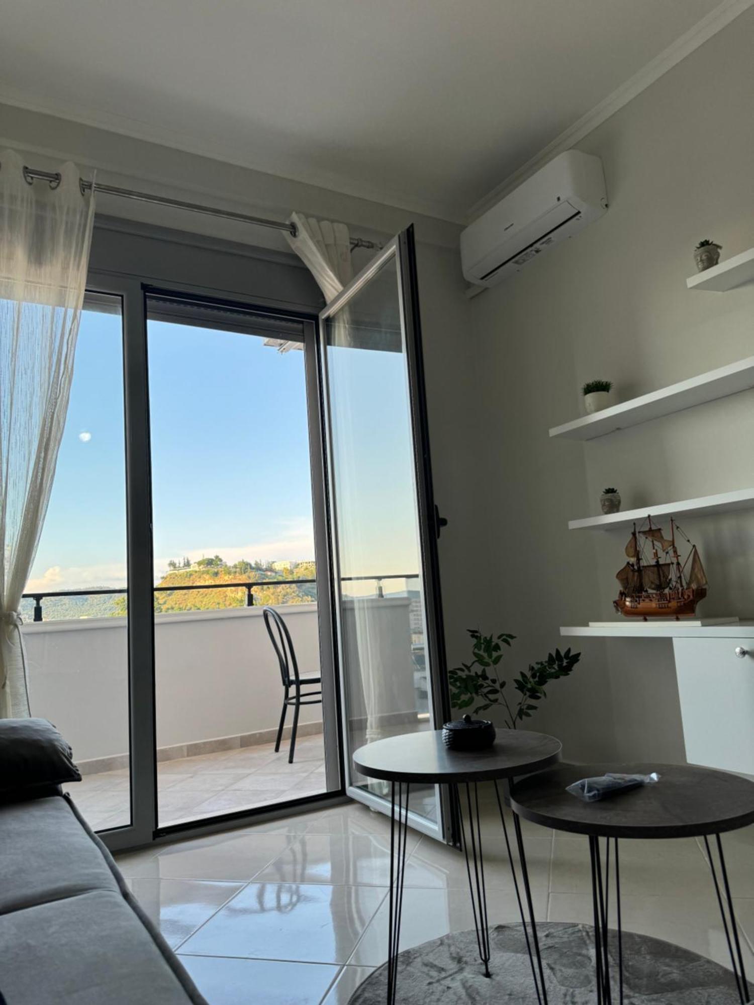 Centre Lions Gate 6 *